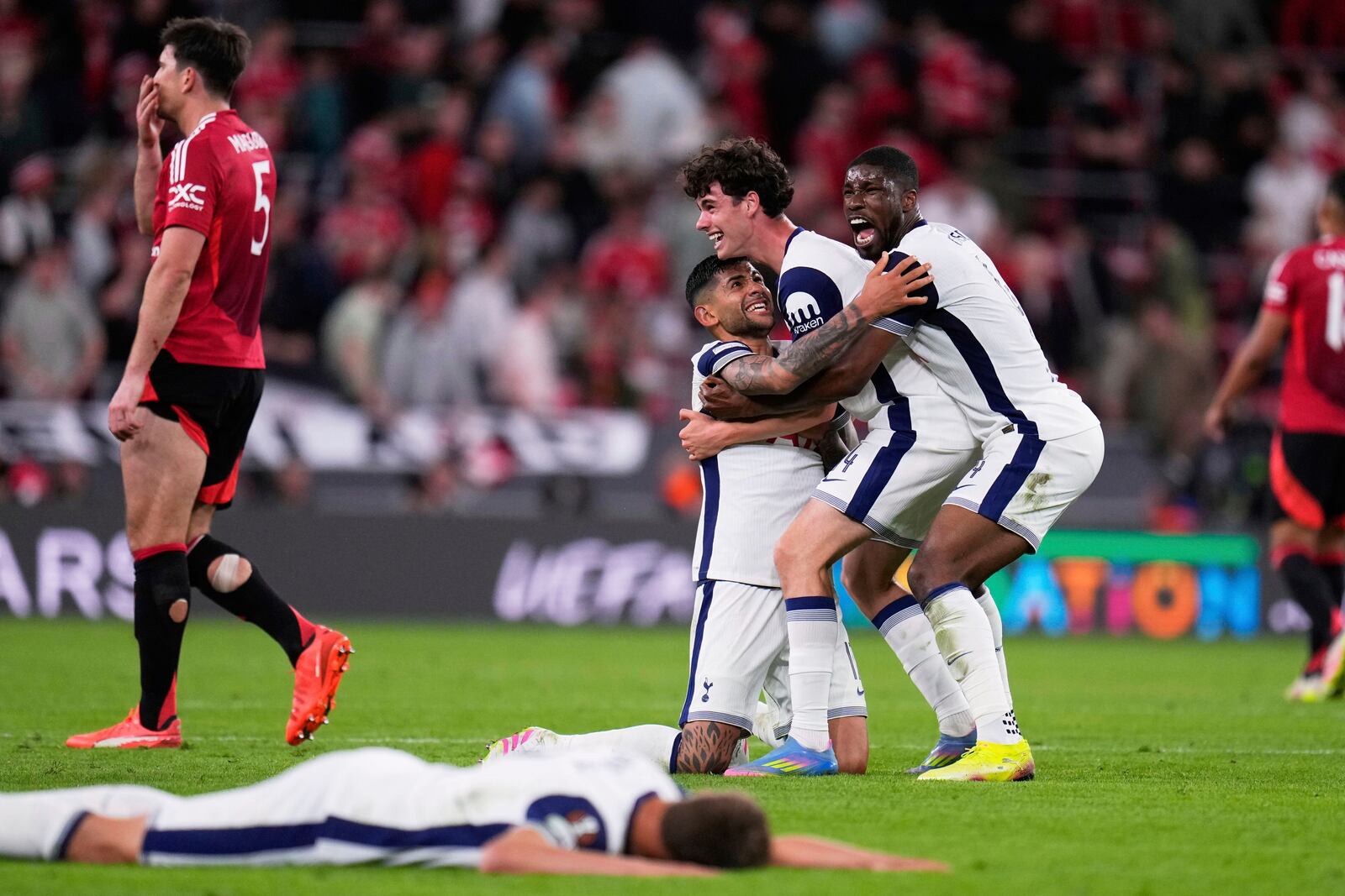 Tottenham players celebrate after winning the Europa League final soccer match between against Manchester United at the San Mames Stadium in Bilbao, Spain, Wednesday, May 21, 2025. (AP Photo/Manu Fernandez)
