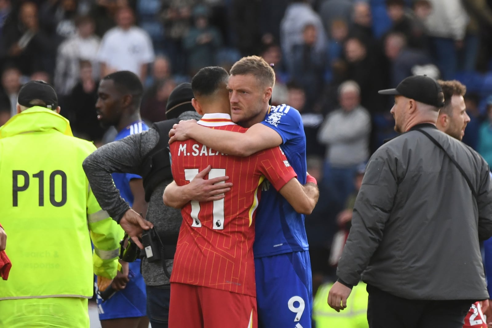 Leicester's Jamie Vardy hugs with Liverpool's Mohamed Salah at the end of the English Premier League soccer match between Leicester City and Liverpool at King Power stadium in Leicester, England, Sunday, April 20, 2025. (AP Photo/Rui Vieira)