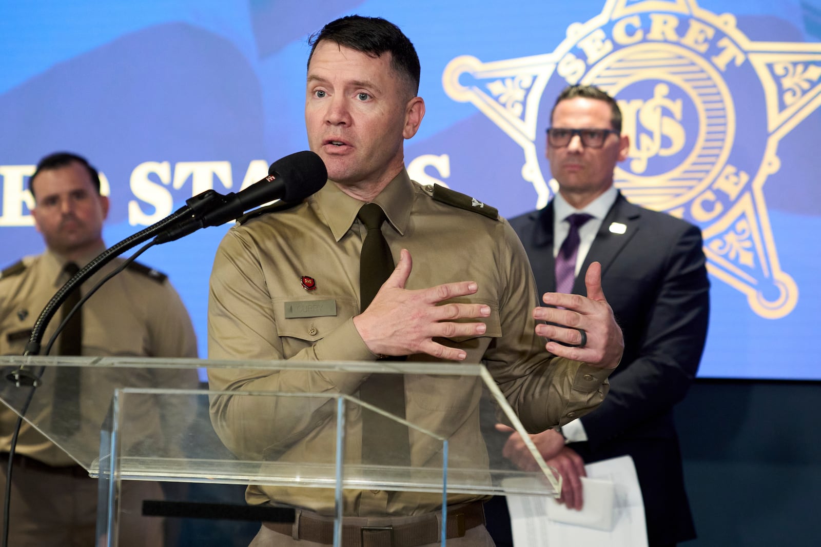 Col. Jesse Curry, center, Director of the Office of the Chief of Engineers, speaks next to Matt McCool, Special Agent in Charge with the U.S. Secret Service Washington Field Office, during a public safety briefing on preparations for a festival and parade to commemorate the 250th Birthday of the U.S. Army, Monday, June 9, 2025, at the DC Homeland Security and Emergency Management Agency Emergency Operations Center, in Washington. (AP Photo/Jacquelyn Martin)