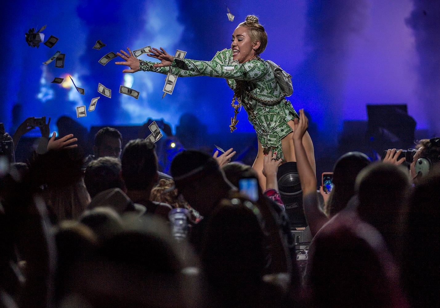 Miley Cyrus brings Bangerz Tour to Louisville's KFC Yum! Center