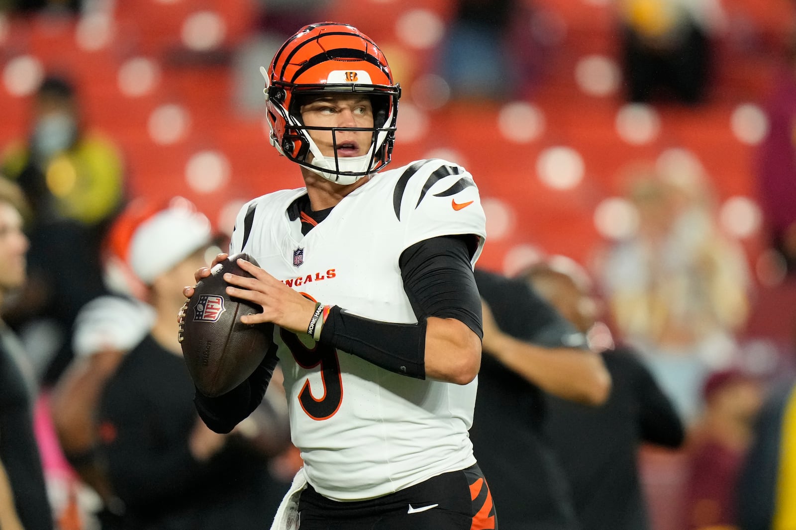 Cincinnati Bengals quarterback Joe Burrow warms up before a preseason NFL football game against the Washington Commanders Monday, Aug. 18, 2025, in Landover, Md. (AP Photo/Stephanie Scarbrough)