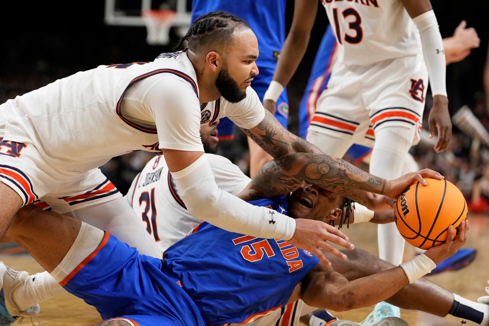Auburn forward Johni Broome vies for the ball with Florida guard Alijah Martin during the second half in the national semifinals at the Final Four of the NCAA college basketball tournament, Saturday, April 5, 2025, in San Antonio. (AP Photo/Brynn Anderson)