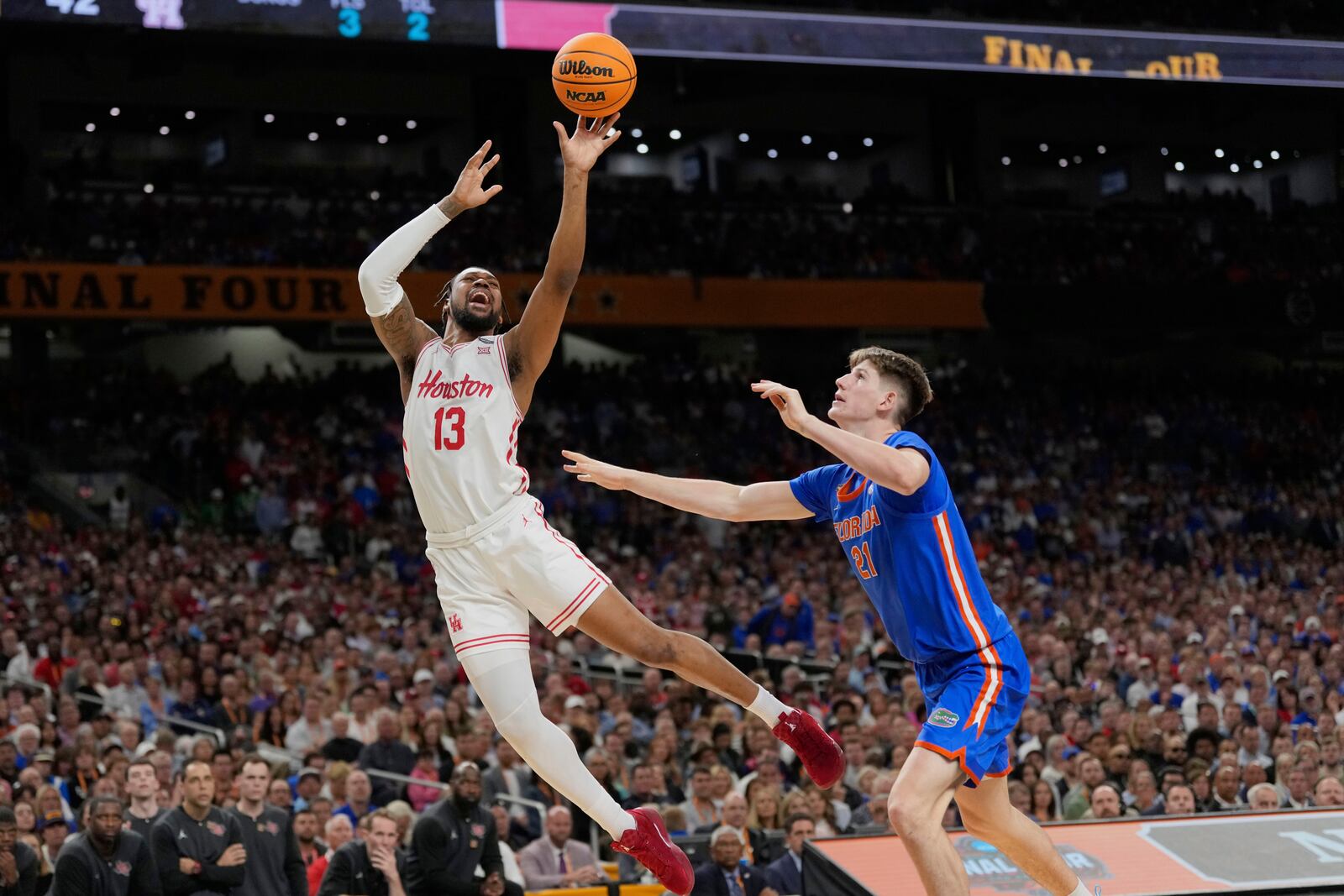 Houston's J'Wan Roberts (13) shoots as Florida's Alex Condon (21) defends during the second half in the national championship at the Final Four of the NCAA college basketball tournament, Monday, April 7, 2025, in San Antonio. (AP Photo/Eric Gay)