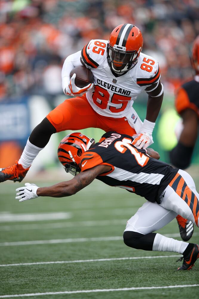 PHOTOS: Browns snap 25-game road losing streak with win over Bengals