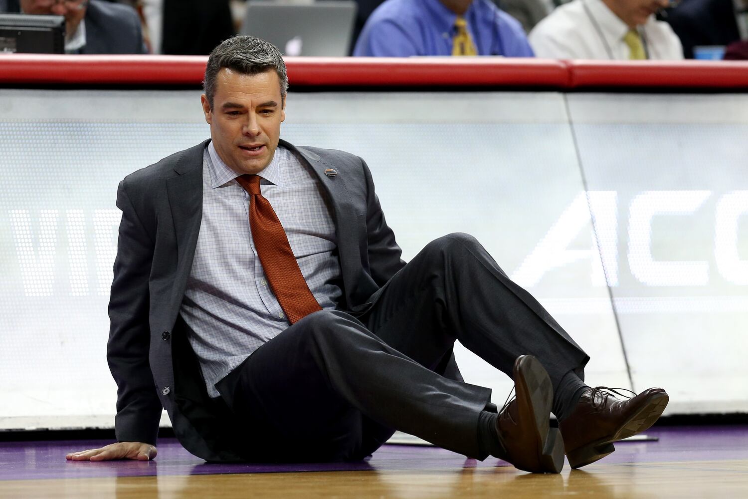 Virginia coach collapses at NCAA tourney
