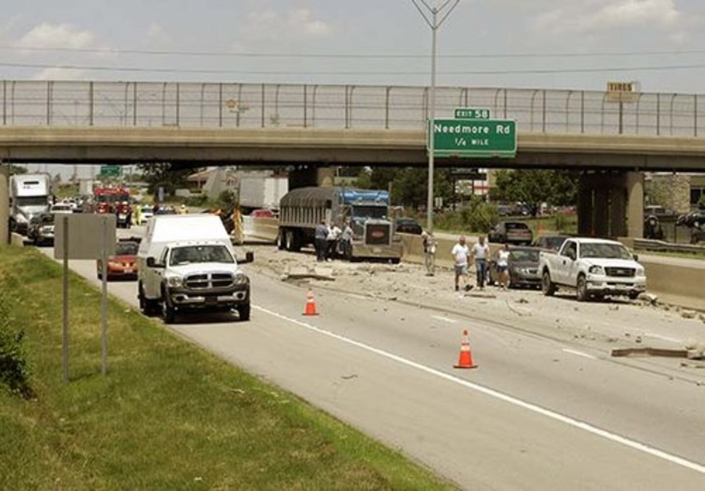 Truck crashes into bridge on I-75