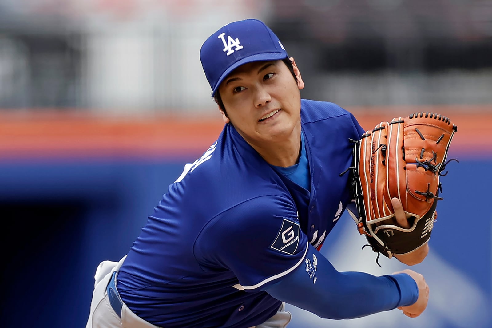 Los Angeles Dodgers' Shohei Ohtani (17), of Japan, throws live batting practice before a baseball game against the New York Mets on Sunday, May 25, 2025, in New York. (AP Photo/Adam Hunger)