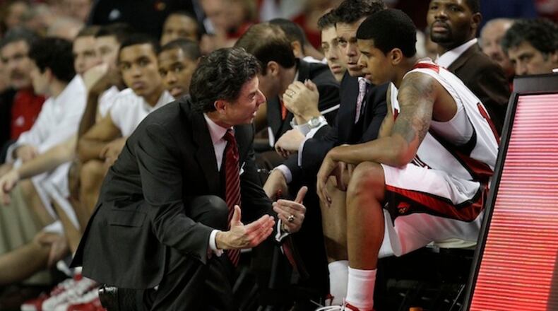 Louisville coach Rick Pitino talks with Edgar Sosa in the second half of game action against Kentucky on Sunday, Jan. 4, 2009, in Louisville, Ky. Louisville defeated Kentucky 74-71. (Mark Cornelison/Lexington Herald-Leader/TNS)