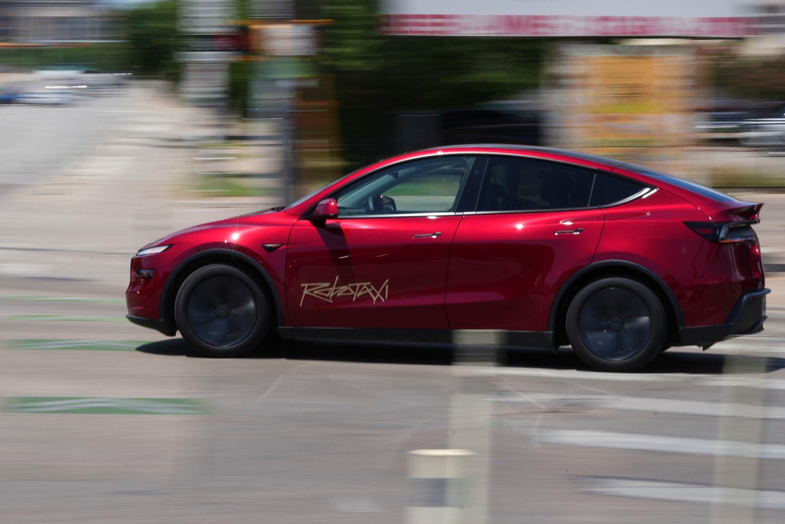 A driverless Tesla robotaxi, a ride-booking service, moves through traffic, Sunday, June 22, 2025, in Austin, Texas. (AP Photo/Eric Gay)