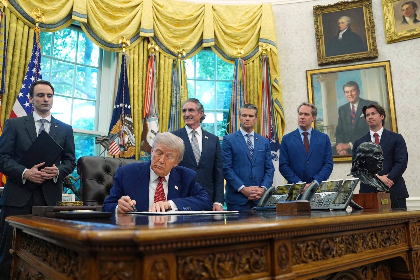 President Donald Trump signs an executive order regarding reinvigorating the nuclear industrial base, in the Oval Office of the White House, Friday, May 23, 2025, in Washington. (AP Photo/Evan Vucci)