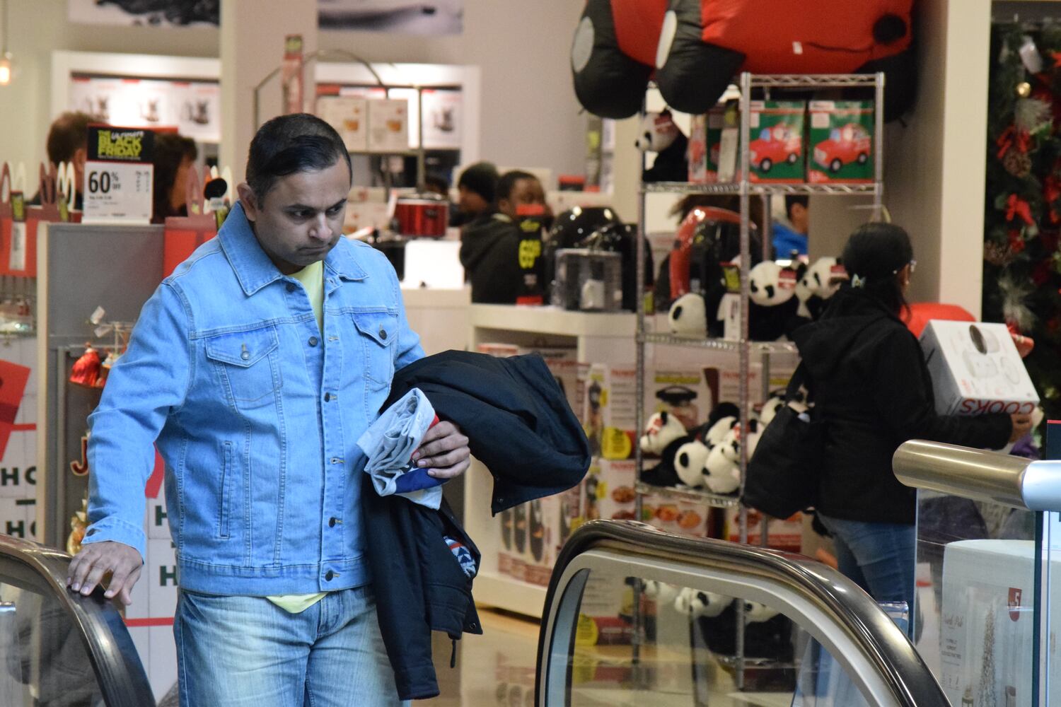 PHOTOS: Nearly 1K shoppers flood JCPenney