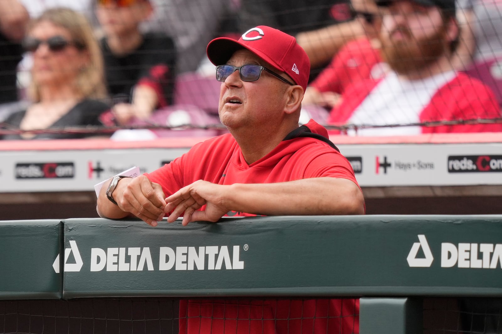 Cincinnati Reds manager Terry Francona watches a fly ball from the dugout railing in the first inning of a baseball game against the Texas Rangers, Wednesday, April 2, 2025, in Cincinnati. (AP Photo/Carolyn Kaster)