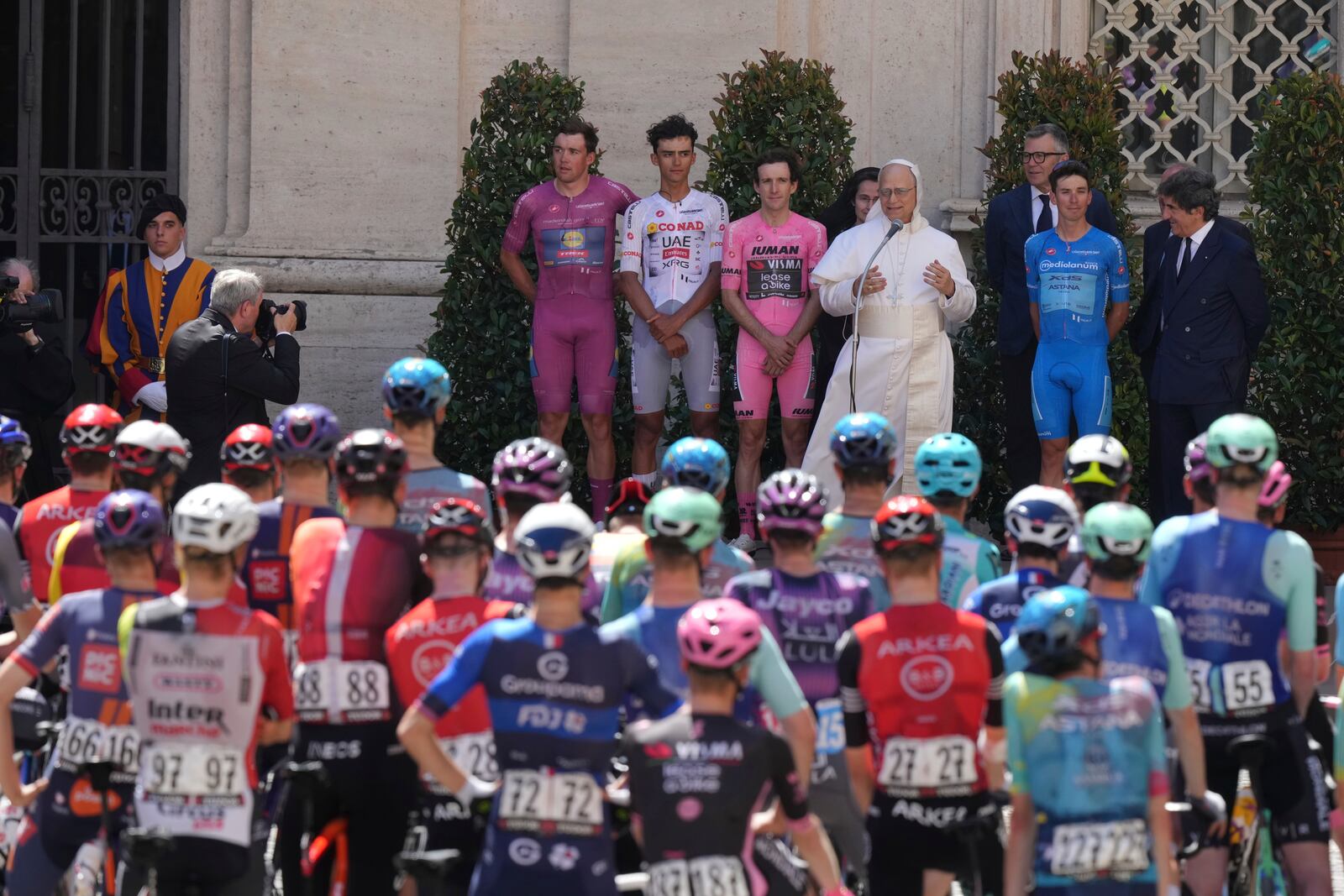 Flanked by race leaders, from left, Denmark's Mads Pedersen, Mexico's Isaac Del Toro, Britain's Simon Yates and Italy's Lorenzo Fortunato, Pope Leo XIV blesses the pack before the start of the final stage of the Giro d'Italia inside the Vatican, Sunday, June 1, 2025. (AP Photo/Andrew Medichini)