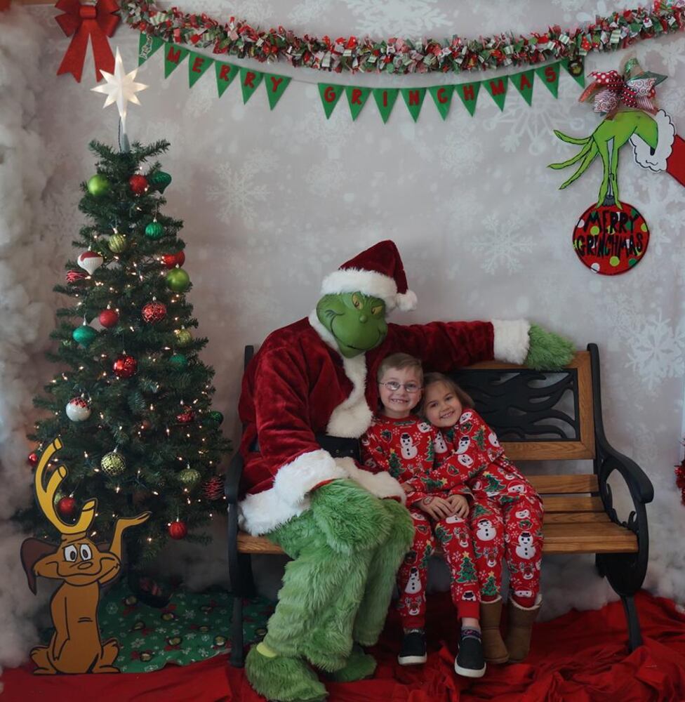 Your heart will grow three sizes when you see these hilarious Dayton family photos with the GRINCH