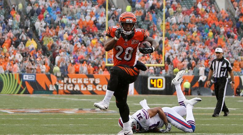 CINCINNATI, OH - OCTOBER 8: Joe Mixon #28 of the Cincinnati Bengals avoids a tackle by Greg Mabin #31 of the Buffalo Bills to score a touchdown during the fourth quarter at Paul Brown Stadium on October 8, 2017 in Cincinnati, Ohio. Cincinnati defeated Buffalo 20-16. (Photo by Michael Reaves/Getty Images)