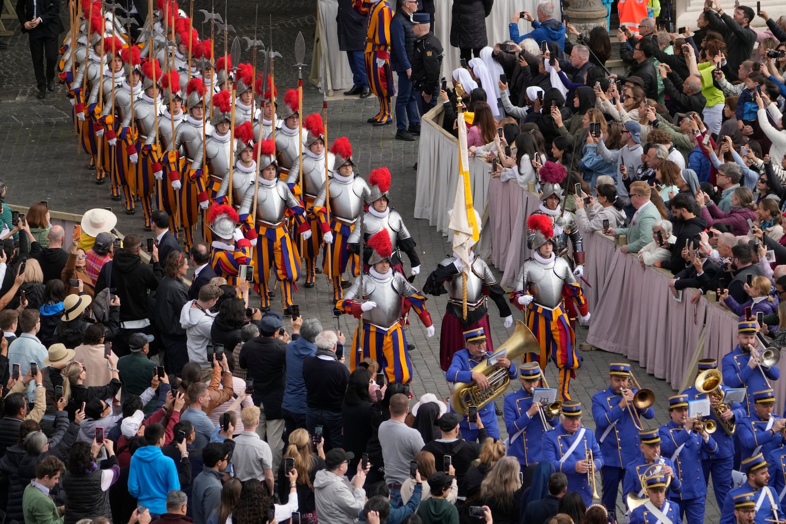 Pontifical Swiss guards arrive for the Easter mass in St. Peter's Square at the Vatican Sunday, April 20, 2025. (AP Photo/Gregorio Borgia)