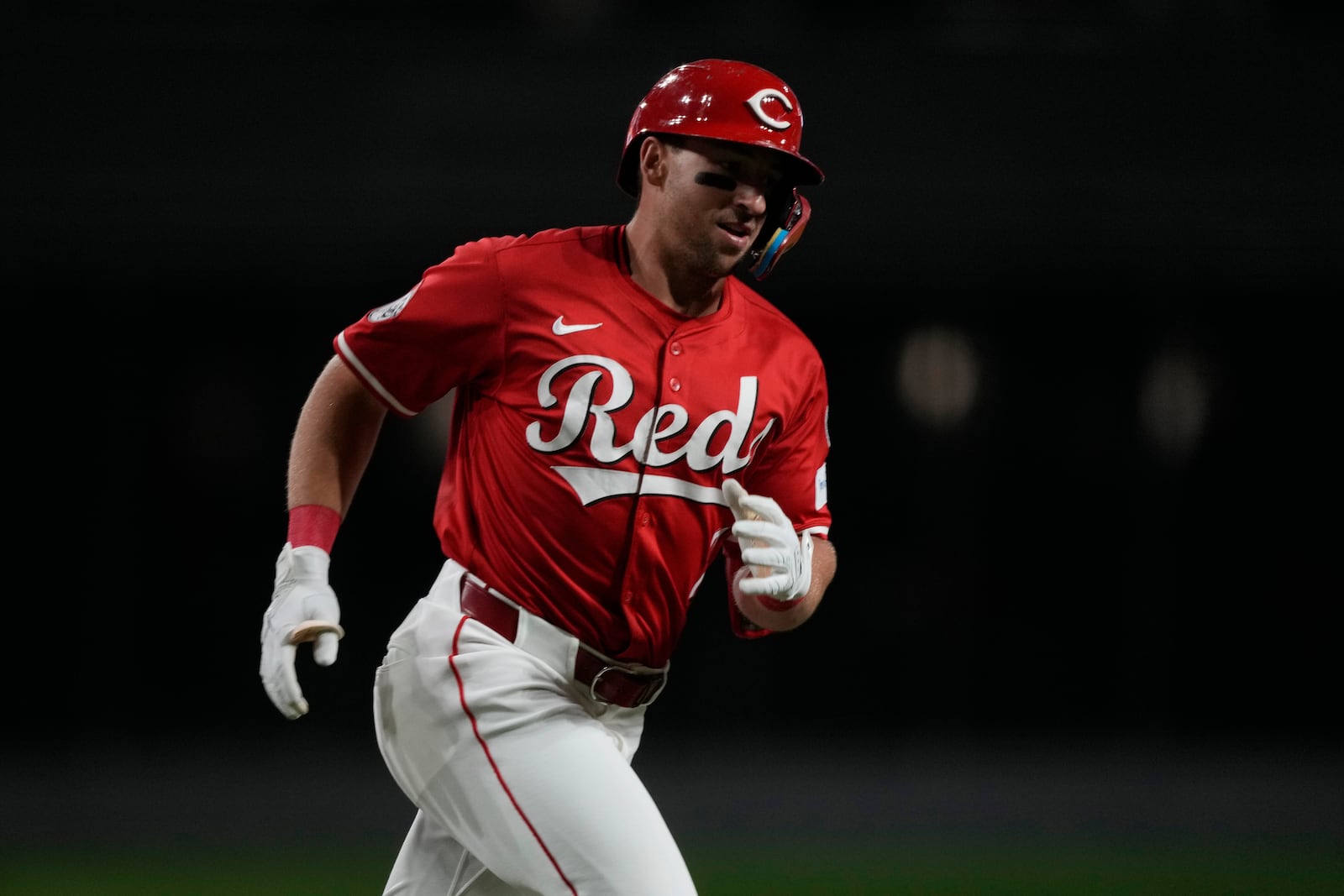 Cincinnati Reds' Spencer Steer rounds the bases after hitting a two-run homer in the first inning of a baseball game against the Minnesota Twins, Wednesday, June 18, 2025, in Cincinnati. (AP Photo/Carolyn Kaster)
