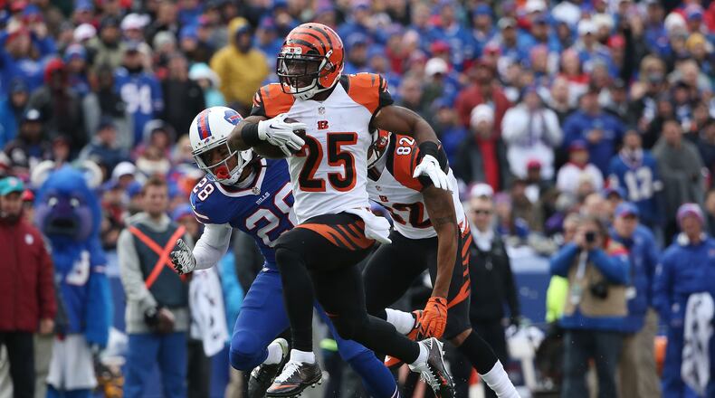 ORCHARD PARK, NY - OCTOBER 18: Giovani Bernard #25 of the Cincinnati Bengals scores a touchdown past Duke Williams #27 of the Buffalo Bills during the first half at Ralph Wilson Stadium on October 18, 2015 in Orchard Park, New York. (Photo by Tom Szczerbowski/Getty Images)