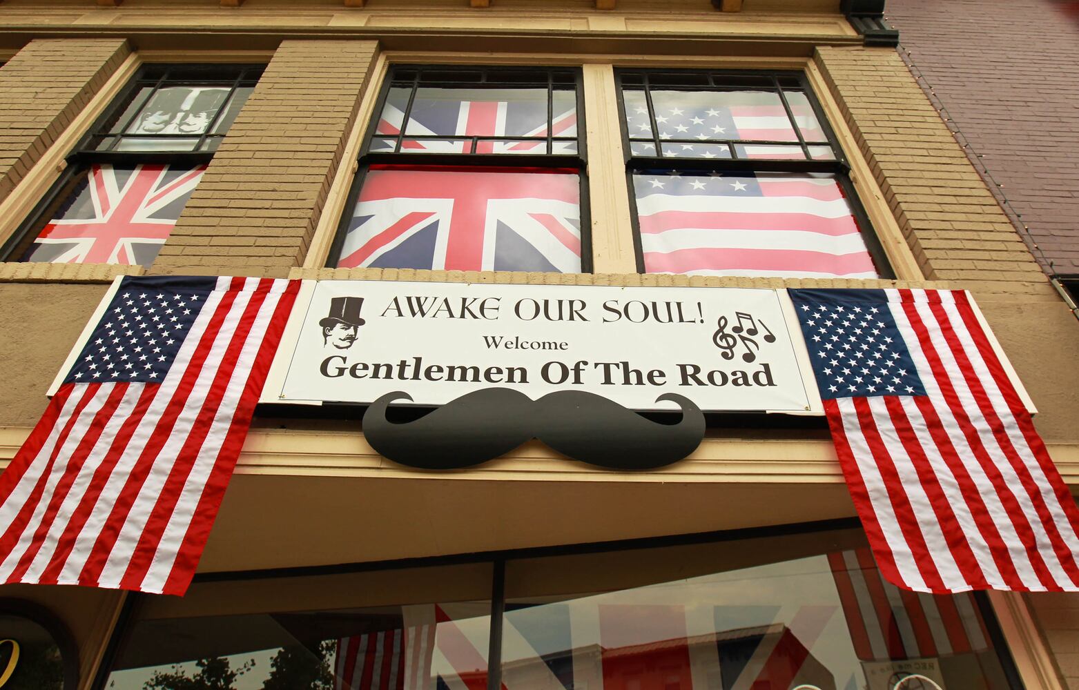 troy-window-decorations-gotr-concert