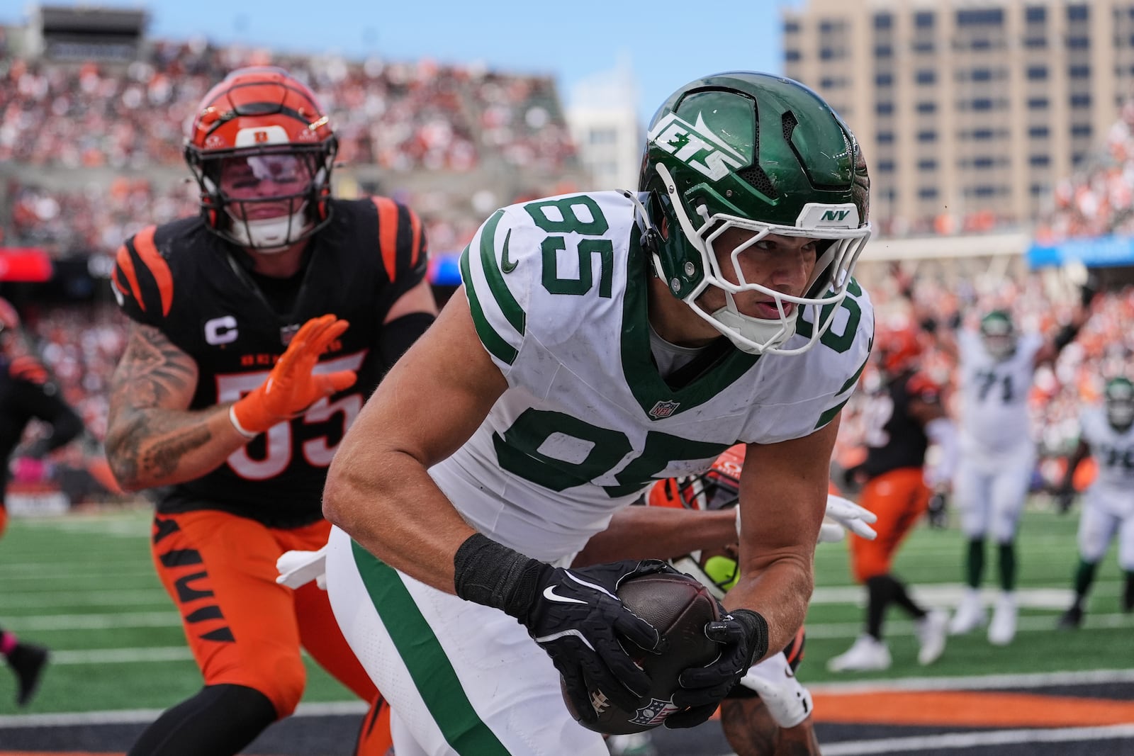 New York Jets tight end Mason Taylor (85) makes a a touchdown catch on a pass from running back Breece Hall (20) during the second half of an NFL football game against the Cincinnati Bengals, Sunday, Oct. 26, 2025, in Cincinnati. (AP Photo/Joshua A. Bickel)