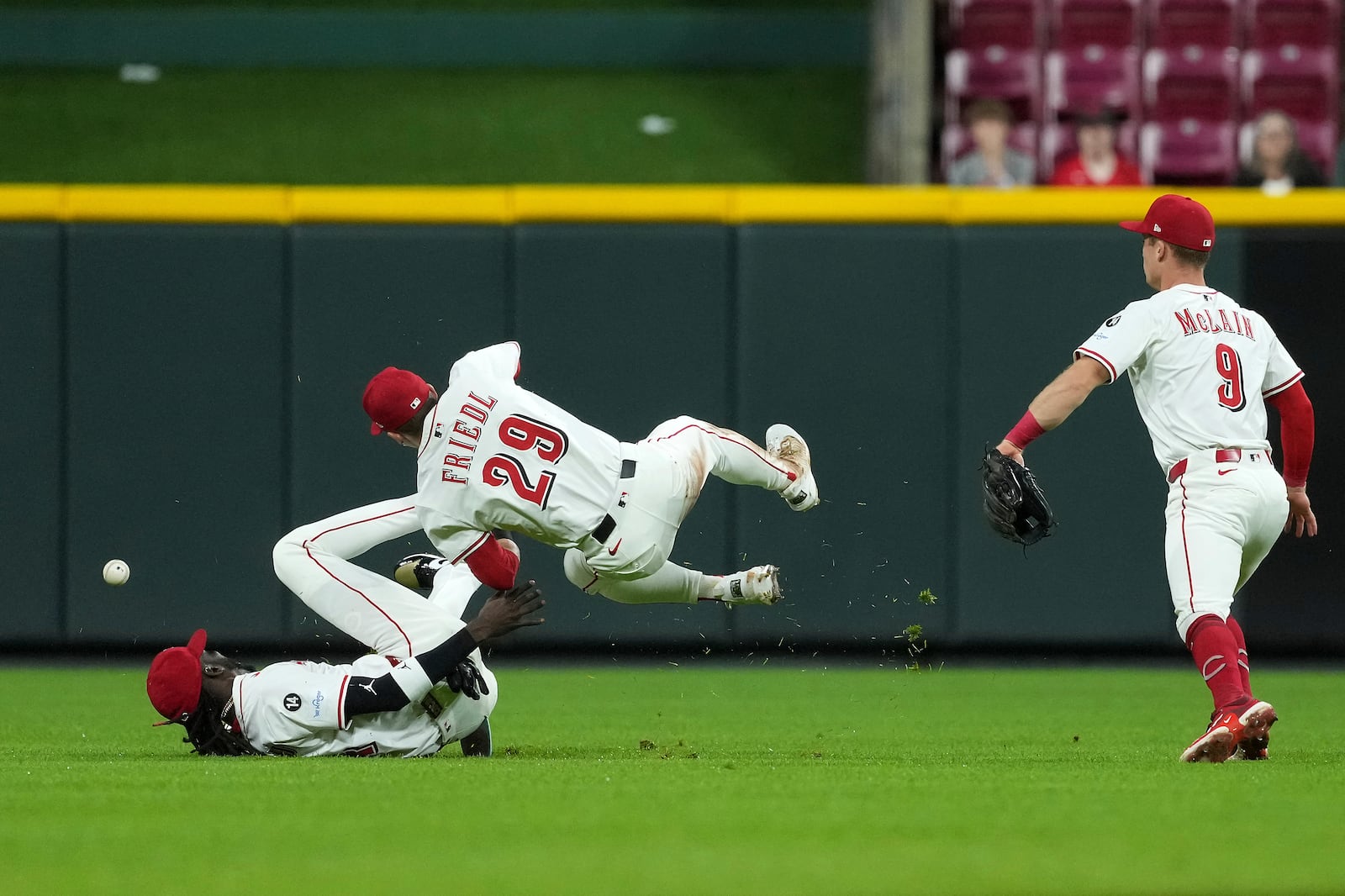 Cincinnati Reds' TJ Friedl, left, and Cincinnati Reds' Elly De La Cruz, right, collide chasing a fly ball in the fourth inning of a baseball game against the Chicago White Sox, Tuesday, May 13, 2025, in Cincinnati. (AP Photo/Kareem Elgazzar)