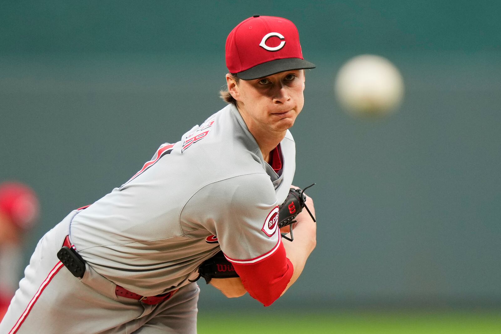 Cincinnati Reds starting pitcher Brady Singer throws during the first inning of a baseball game against the Kansas City Royals, Tuesday, May 27, 2025, in Kansas City, Mo. (AP Photo/Charlie Riedel)