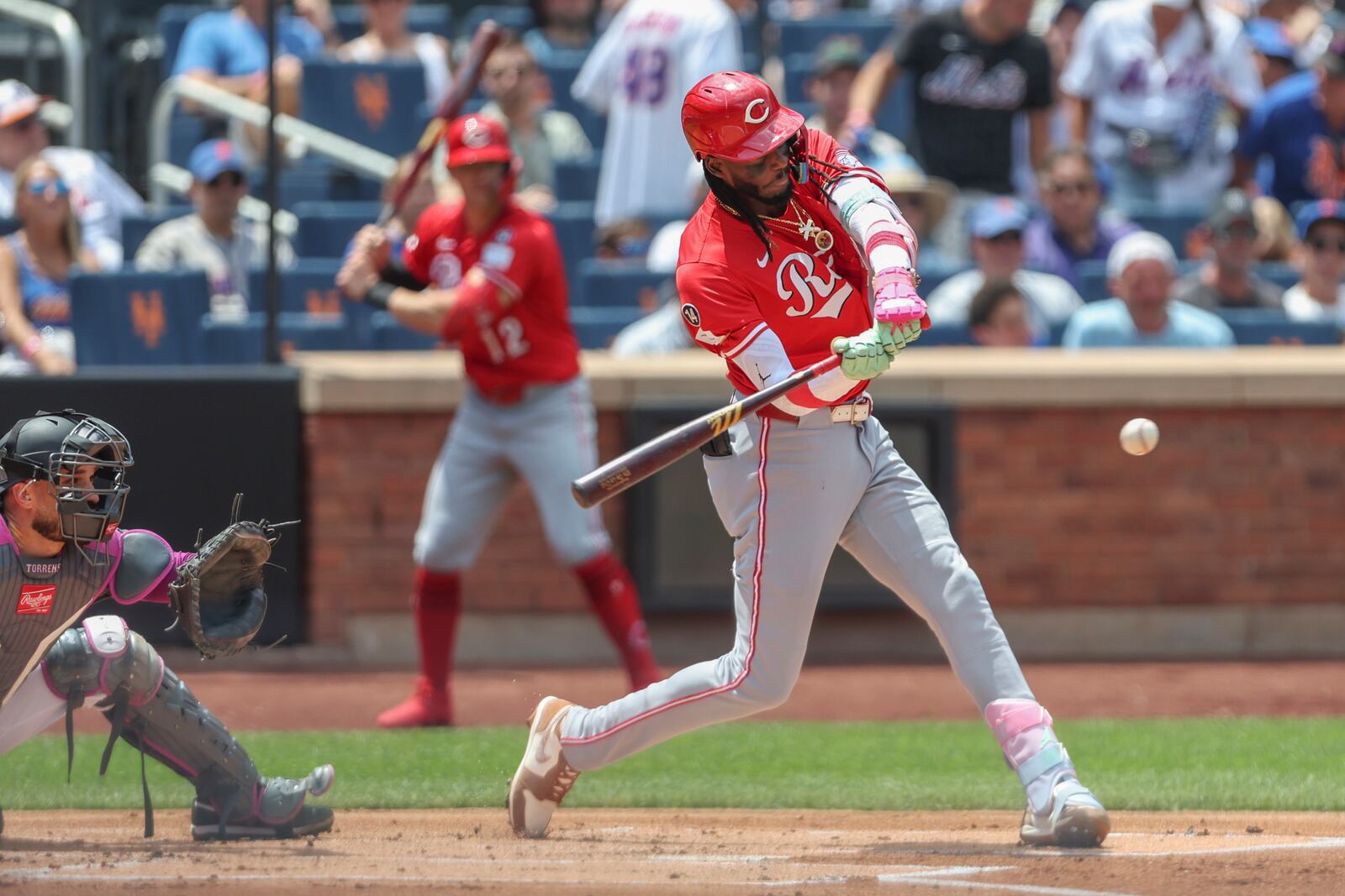 Cincinnati Reds' Elly De La Cruz (44) hits an RBI single in the first inning of a baseball game against the New York Mets, Sunday, July 20, 2025, in New York. (AP Photo/Heather Khalifa)