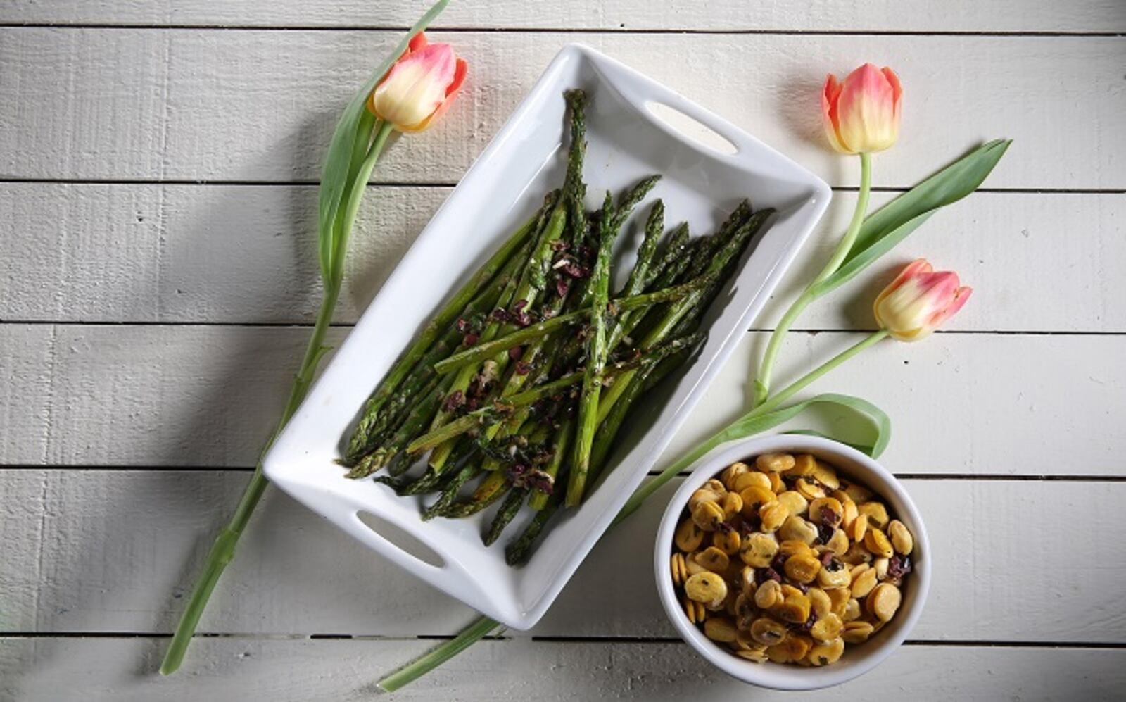 The herb-lemon-olive rub works well with side dishes, too, such as roasted asparagus and lupini beans.  (Abel Uribe/Chicago Tribune/TNS)