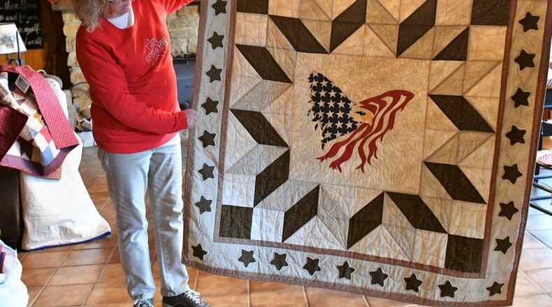 Jane Thompson Webb talks about one of the quilts created by the ’67 Quilters for veterans. CONTRIBUTED