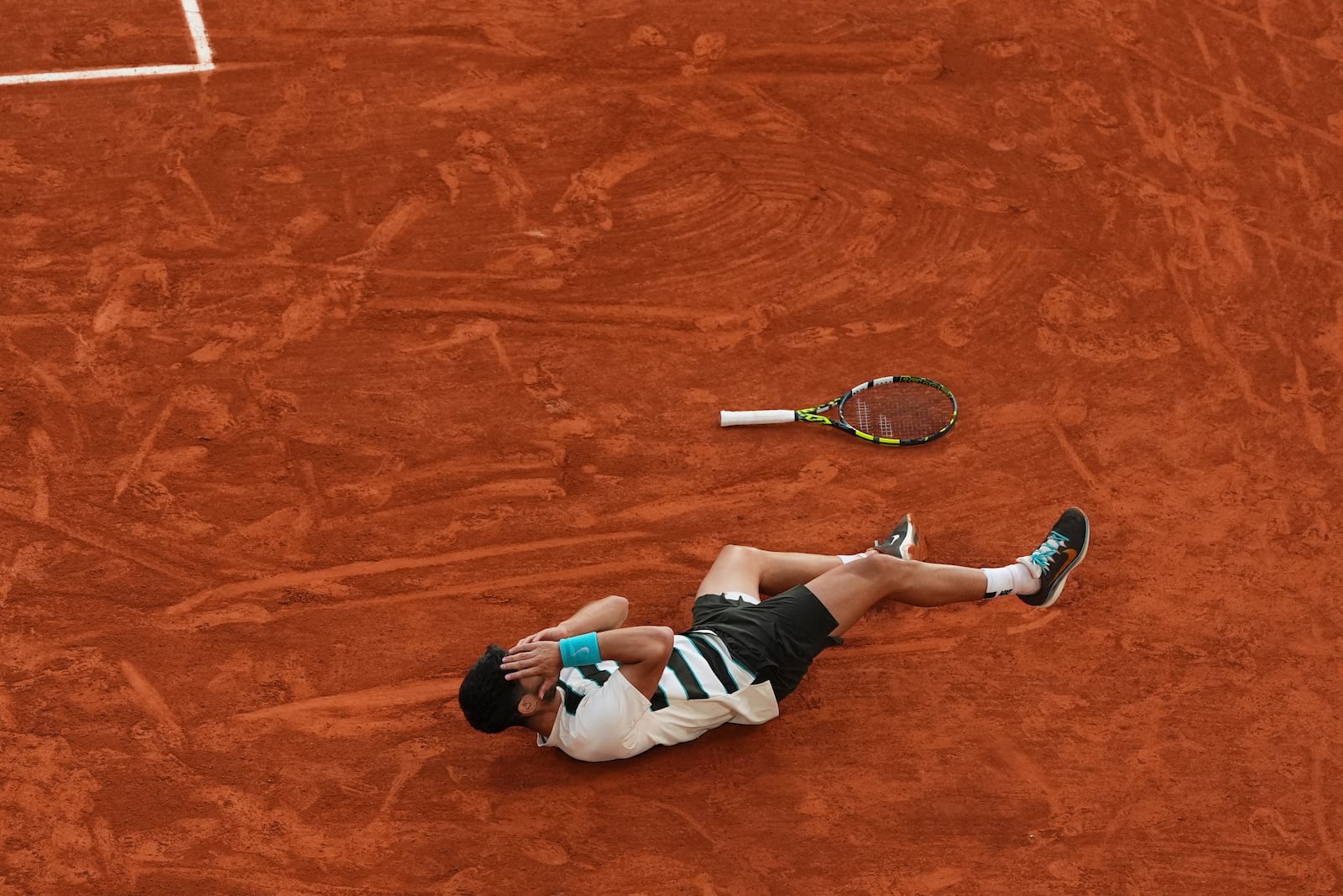 Spain's Carlos Alcaraz celebrates after winning the final match of the French Tennis Open against Italy's Jannik Sinner at the Roland-Garros stadium in Paris, Sunday, June 8, 2025. (AP Photo/Lindsey Wasson)