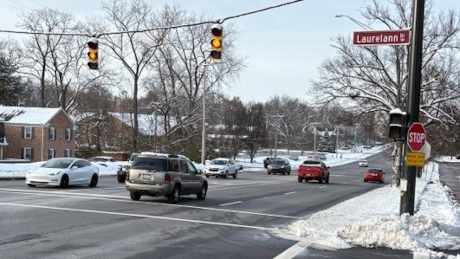 The traffic signal is in flashing mode Wednesday, Dec. 3, 2025, at the intersection of Far Hills Avenue (Ohio 48) and Laurelann Drive. The signal is scheduled to be removed in early 2026. JEN BALDUF/STAFF