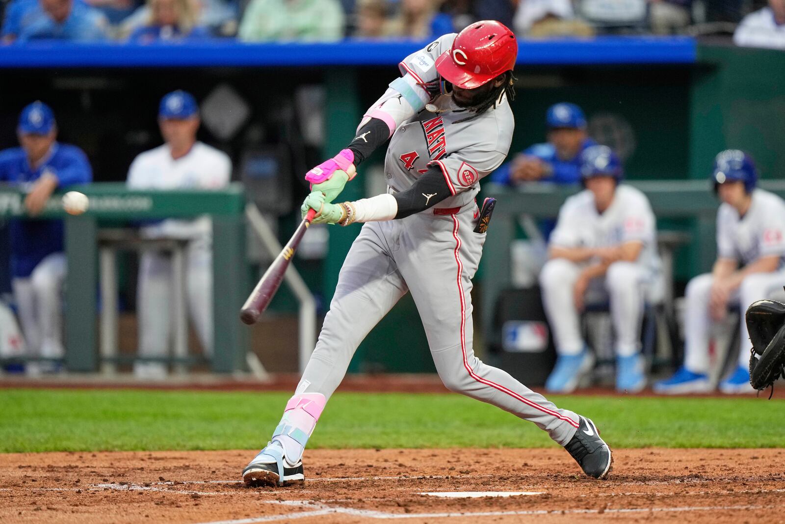 Cincinnati Reds' Elly De La Cruz hits a solo home run during the fourth inning of a baseball game against the Kansas City Royals, Tuesday, May 27, 2025, in Kansas City, Mo. (AP Photo/Charlie Riedel)