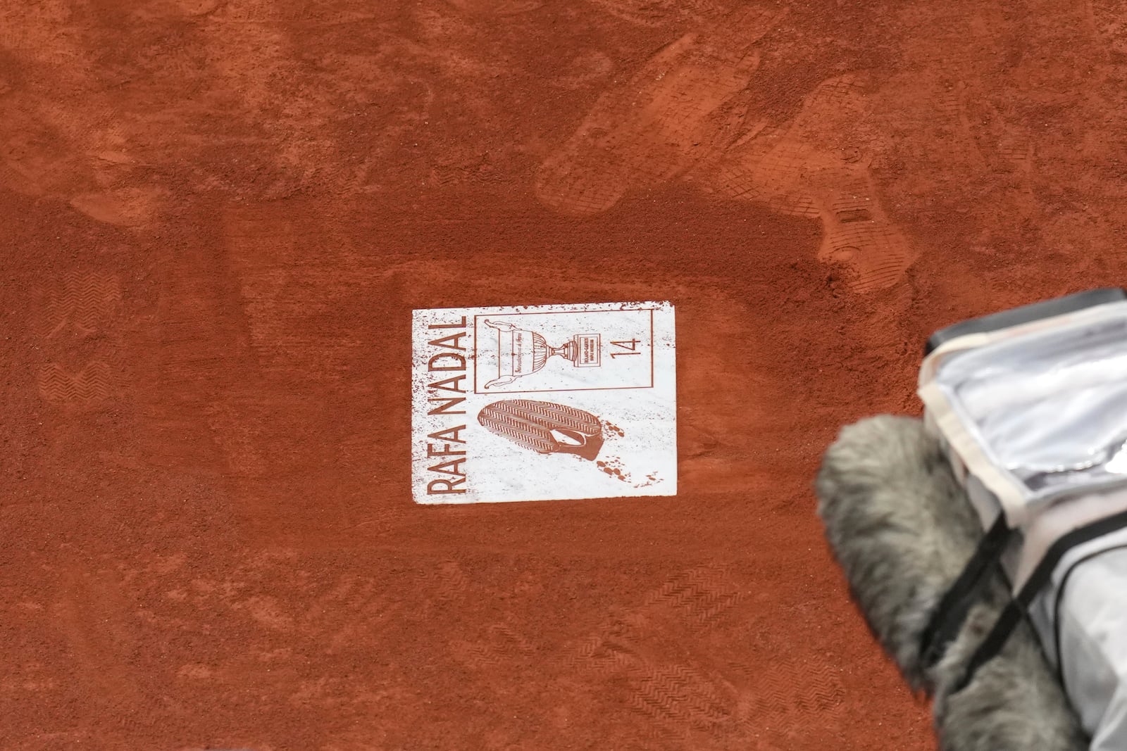 A sign for Rafa Nadal is placed during a farewell ceremony at center court Philippe-Chatrier, at the Roland-Garros stadium, in Paris, Sunday May 25, 2025. (AP Photo/Christophe Ena)