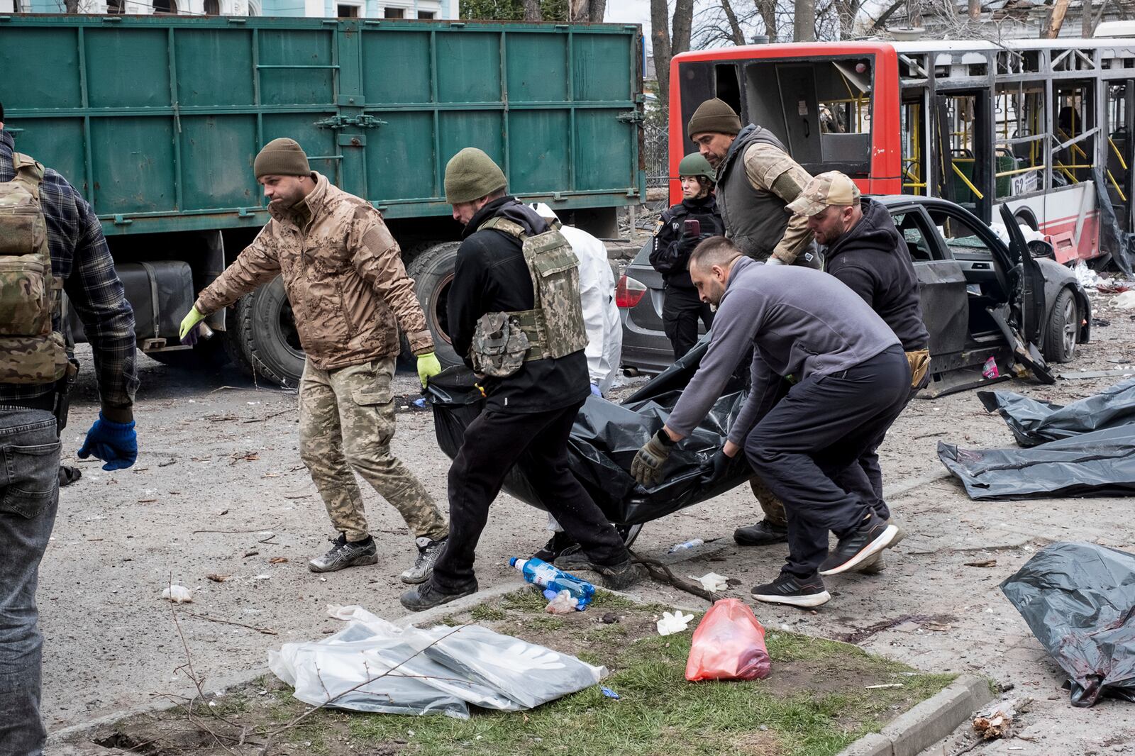 Ukrainian servicemen carry a dead body after a Russian missile strike on Sumy, Ukraine, Sunday, April 13, 2025. (AP Photo/Volodymyr Hordiienko)