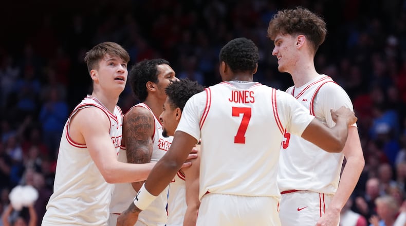 From left: Dayton's Jordan Derkack, De'shayne Montgomery, Javon Bennett, Keonte Jones. and Amael L'etang huddle between plays during the second half of an NCAA college basketball game against Saint Louis, Tuesday, Feb. 24, 2026, in Dayton, Ohio. (AP Photo/Kareem Elgazzar)