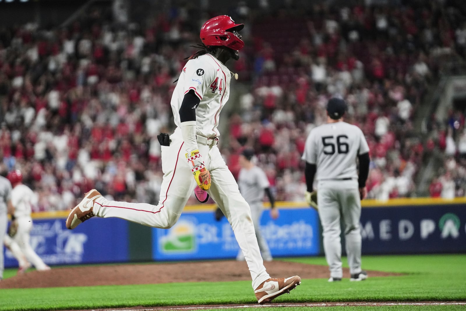 Cincinnati Reds' Elly De La Cruz celebrates as he runs toward home plate to score the winning run after a single from Gavin Lux during the eleventh inning of a baseball game against the New York Yankees, Tuesday, June 24, 2025, in Cincinnati. (AP Photo/Joshua A. Bickel)