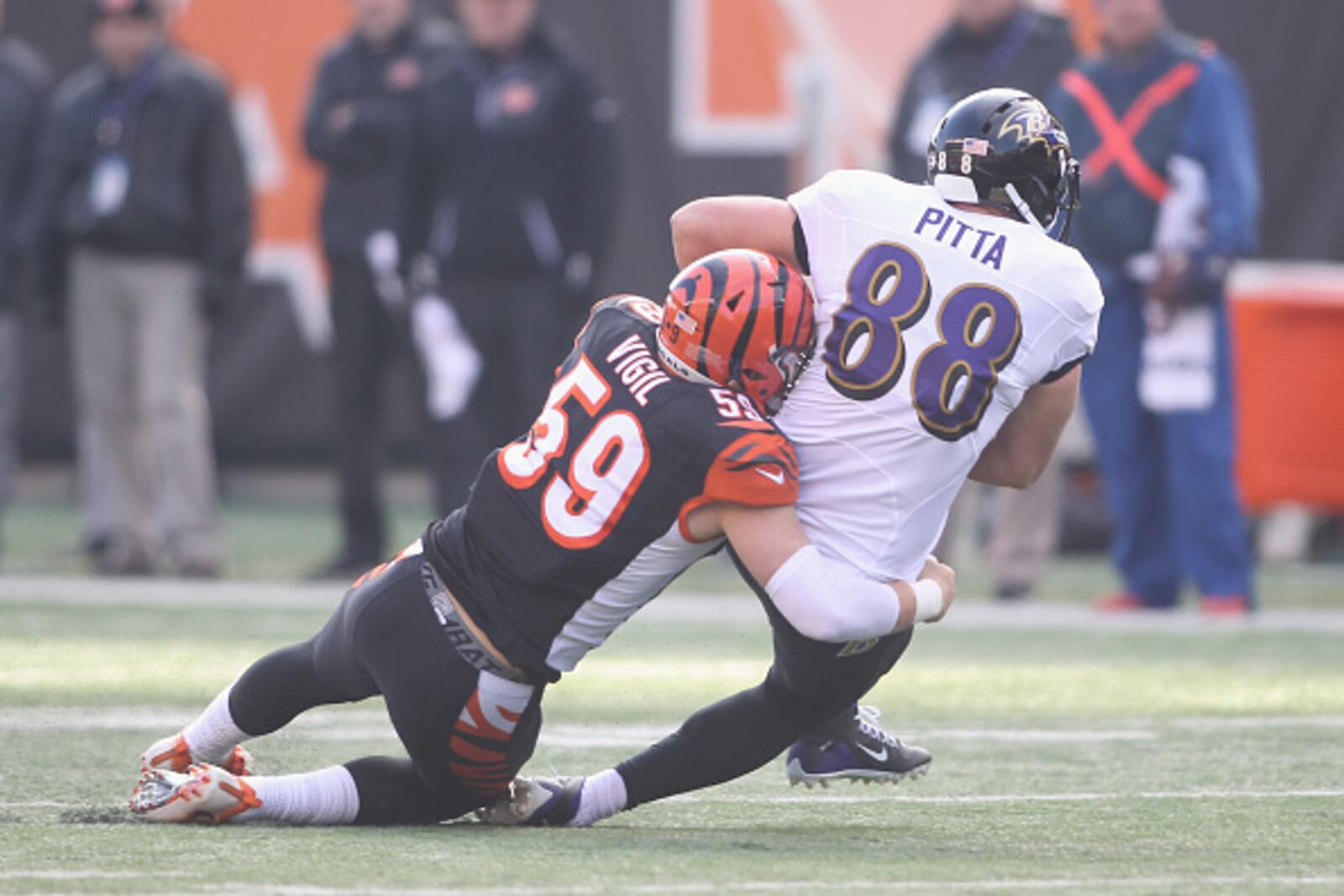 CINCINNATI, OH - JANUARY 1: Dennis Pitta #88 of the Baltimore Ravens runs the football upfield against Nick Viigil #59 of the Cincinnati Bengals at Paul Brown Stadium on January 1, 2017 in Cincinnati, Ohio.The Bengals defeated the Ravens 27-10. (Photo by John Grieshop/Getty Images)