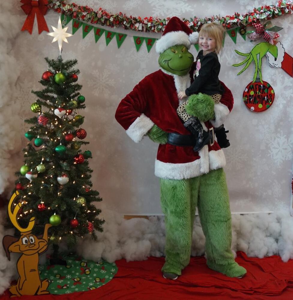 Your heart will grow three sizes when you see these hilarious Dayton family photos with the GRINCH