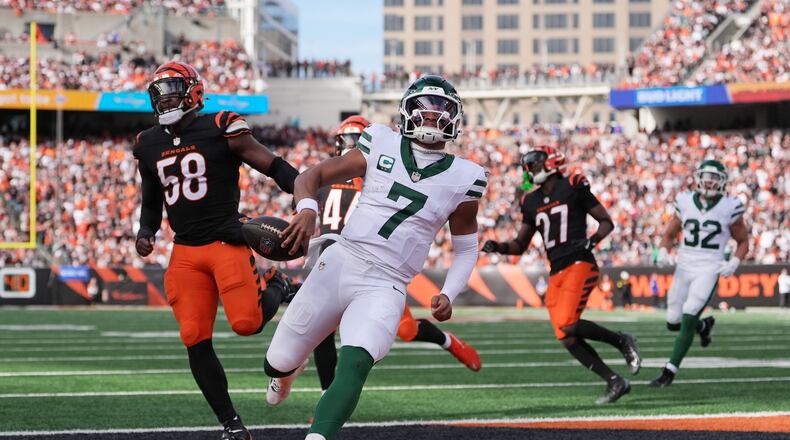 New York Jets quarterback Justin Fields (7) runs into the end zone for a two-point conversion during the second half of an NFL football game against the Cincinnati Bengals, Sunday, Oct. 26, 2025, in Cincinnati. (AP Photo/Joshua A. Bickel)