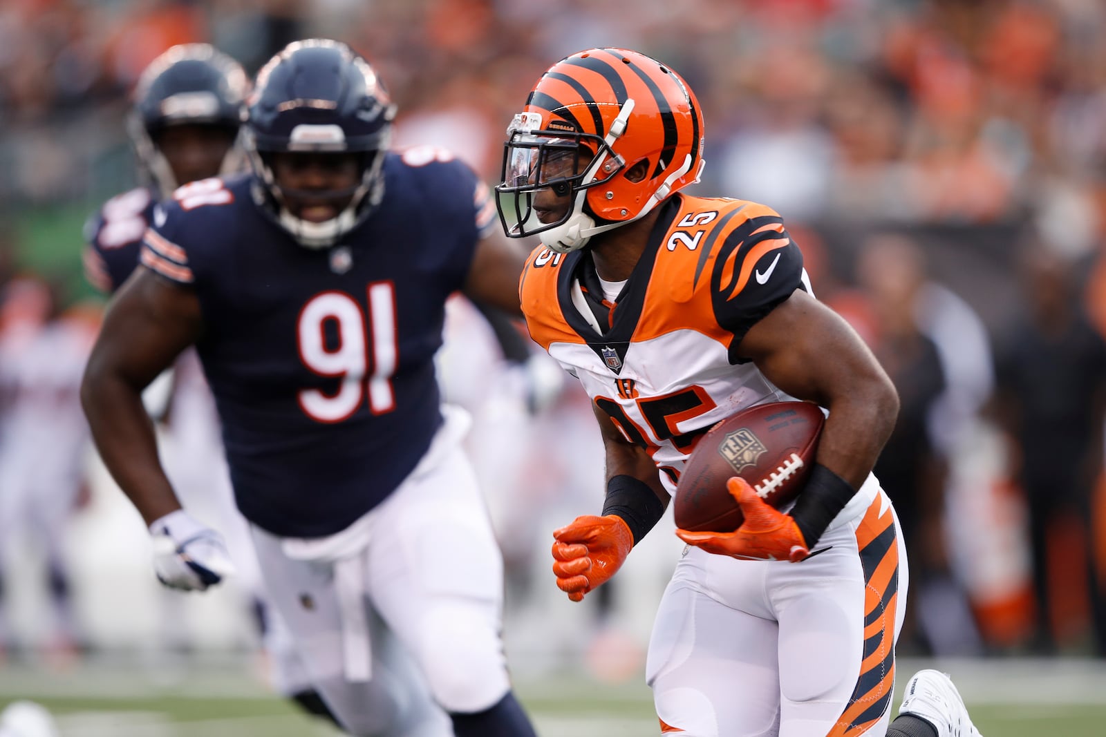 CINCINNATI, OH - AUGUST 09: Giovani Bernard #25 of the Cincinnati Bengals runs with the ball in the first quarter of a preseason game against the Chicago Bears at Paul Brown Stadium on August 9, 2018 in Cincinnati, Ohio. (Photo by Joe Robbins/Getty Images)
