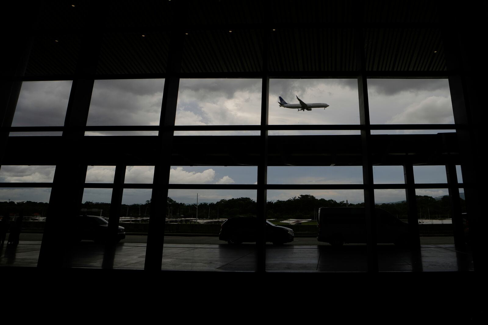 A plane lands at Tocumen International Airport in Panama City, Thursday, May 22, 2025, as Panama and Venezuela prepare to resume commercial flights nearly a year after suspending them when Panamanian President Jose Raul Mulino refused to recognize the re-election of Venezuelan President Nicolas Maduro. (AP Photo/Matias Delacroix)