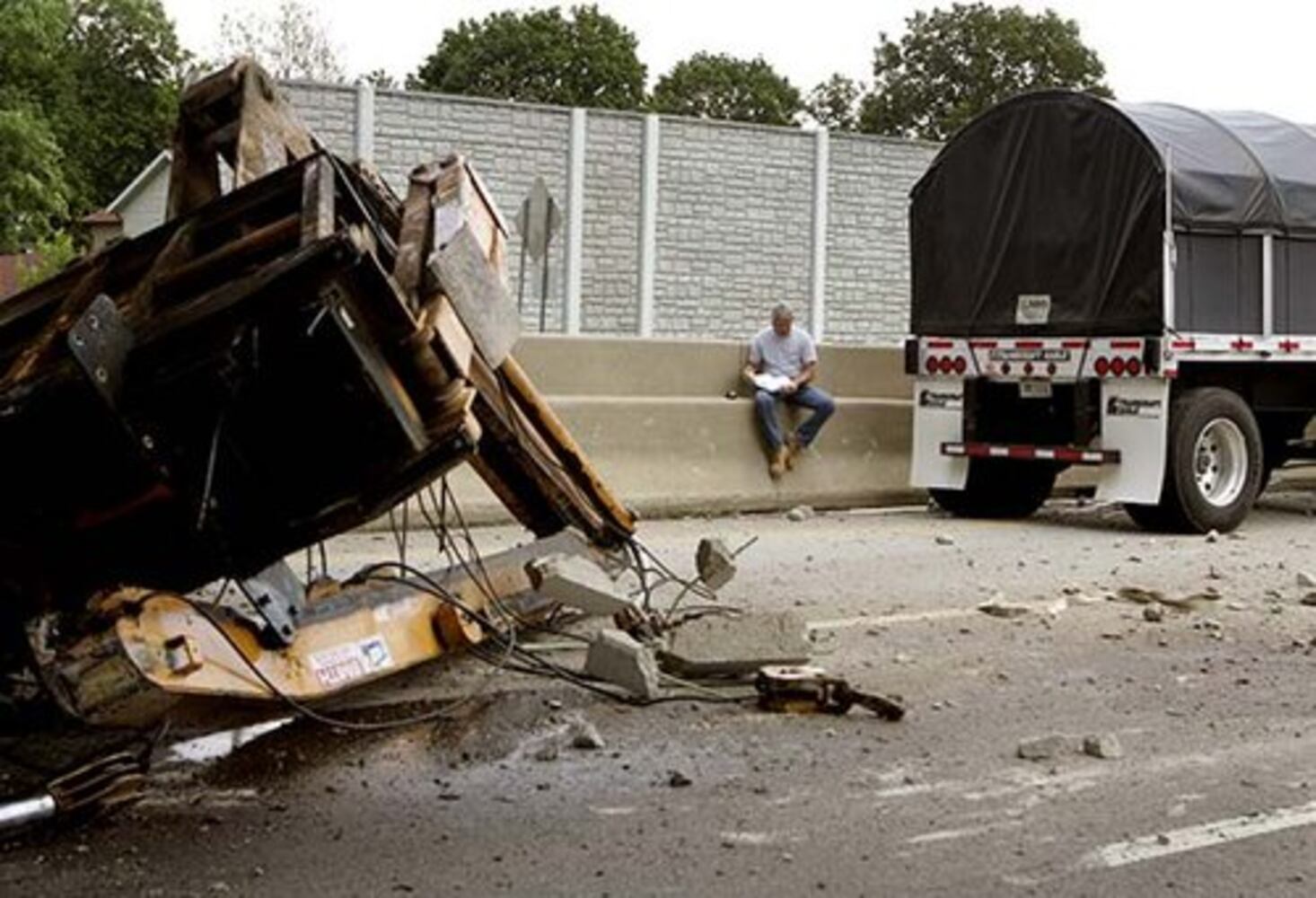 Truck crashes into bridge on I-75