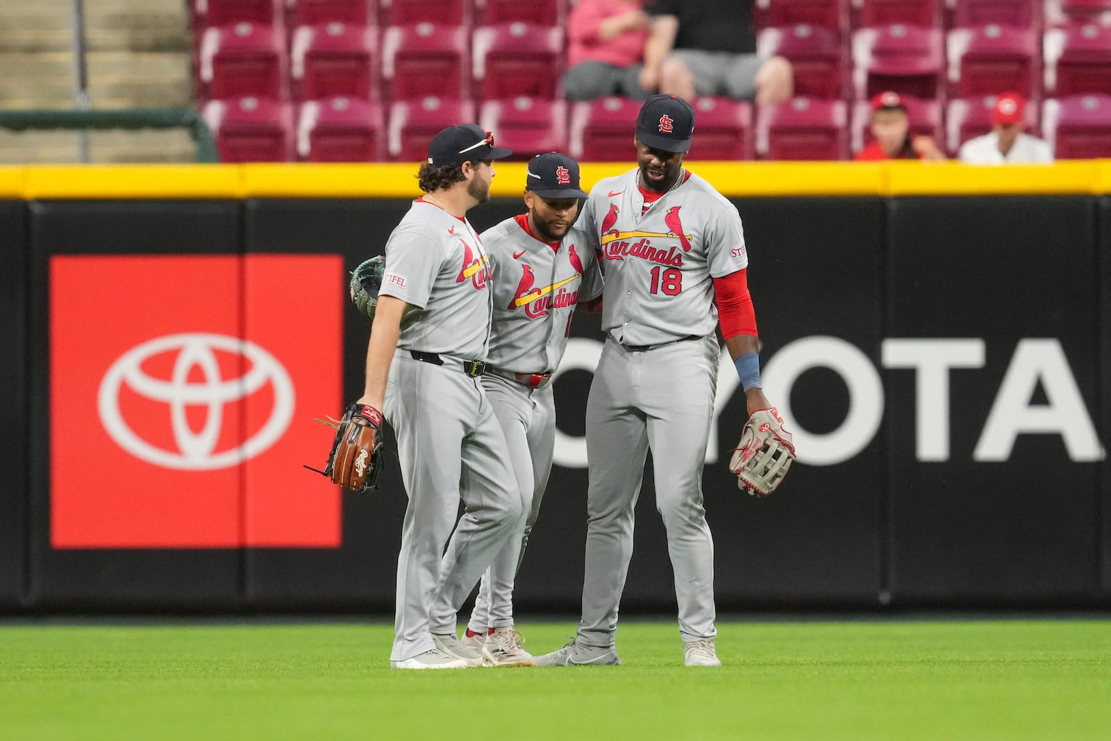 From left, St. Louis Cardinals' Alec Burleson, Victor Scott II and Jordan Walker (18) celebrate following the second baseball game of a doubleheader against the Cincinnati Reds, Wednesday, April 30, 2025, in Cincinnati. (AP Photo/Jeff Dean)