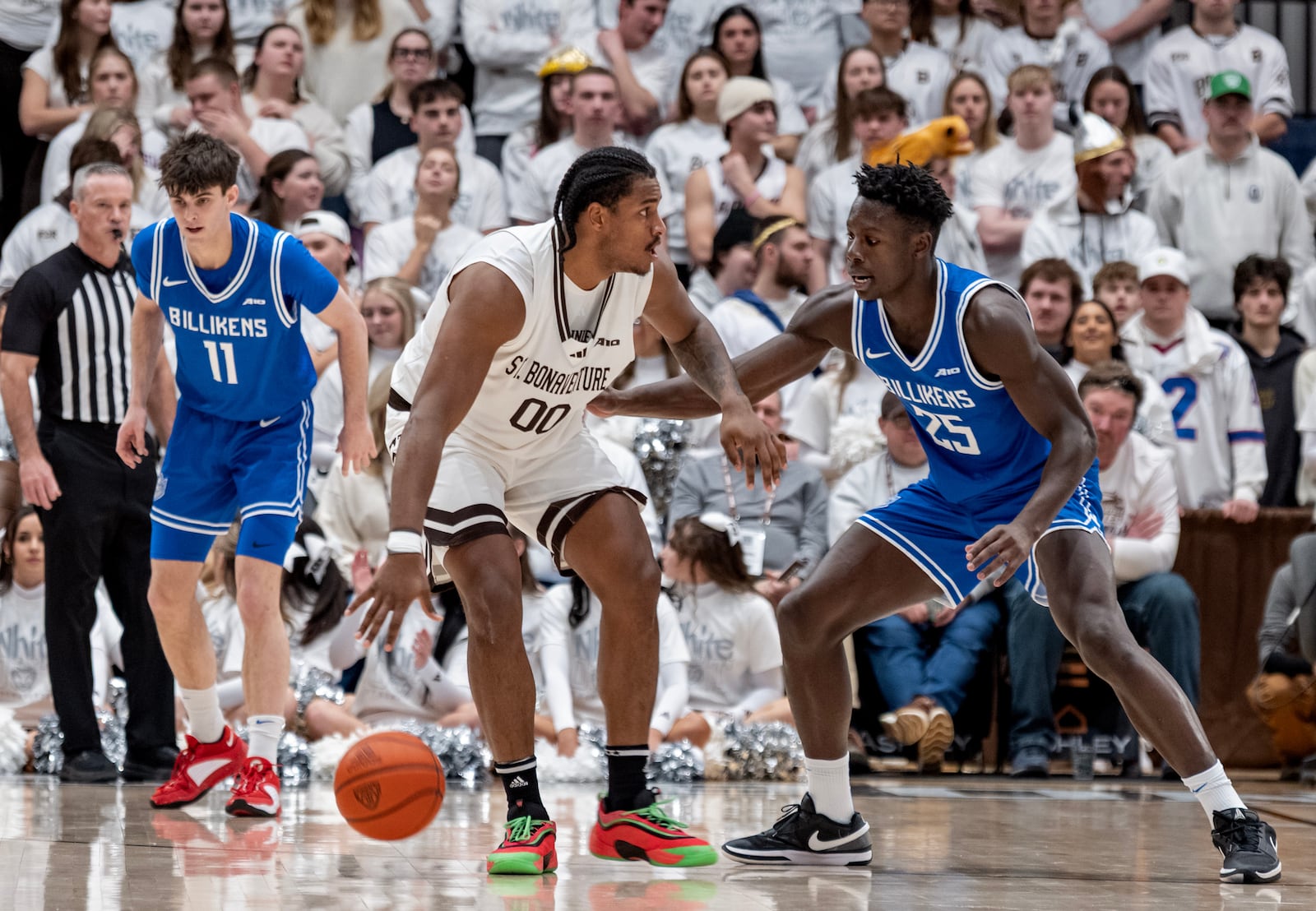 St. Bonaventure forward Frank Mitchell (00) is guarded by Saint Louis forward Paul Otieno (25) as they battle during the first half of an NCAA college basketball game Friday, Jan. 23, 2026, in St. Bonaventure, N.Y. (AP Photo/Craig Ruttle)