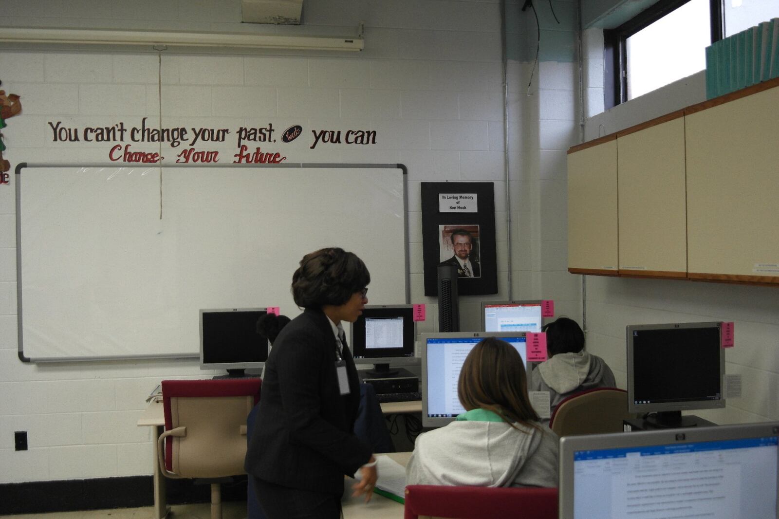 Victoria Jones, Sinclair women’s basketball coach and the site supervisor of the Sinclair education program at Dayton Correctional Institution, in the prison’s computer lab with student inmates (photo by Alan Mattingly/DCI)