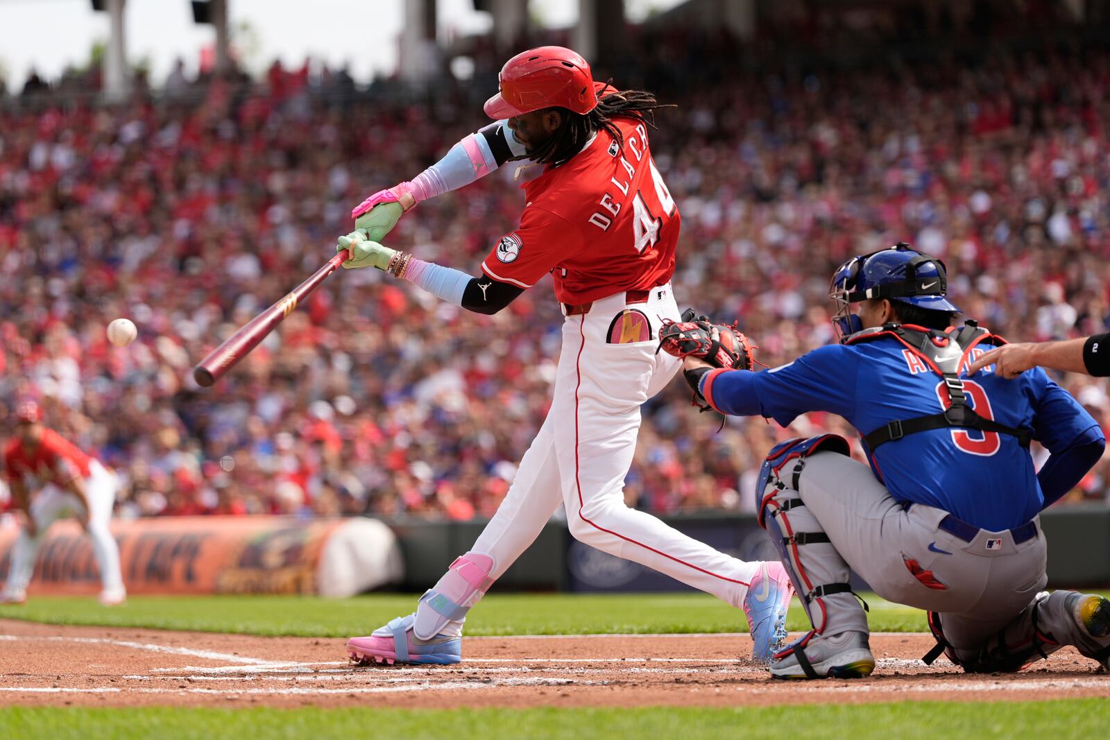 Cincinnati Reds' Elly De La Cruz hits a two-run home run in the first inning of a baseball game against the Chicago Cubs, Saturday, May 24, 2025, in Cincinnati. (AP Photo/Carolyn Kaster)