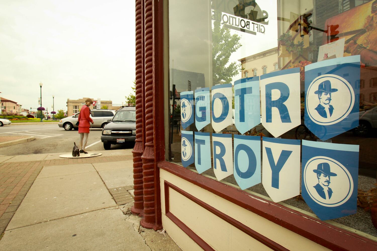 troy-window-decorations-gotr-concert