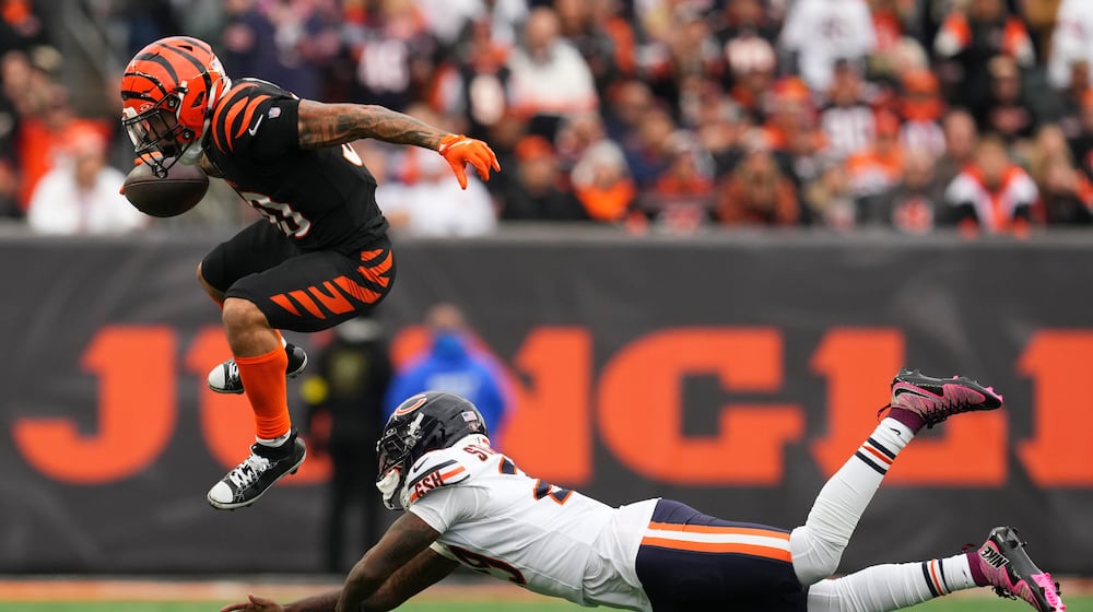 CORRECTS TO SECOND HALF NOT FIRST HALF - Chicago Bears cornerback Tyrique Stevenson (29), right, tries to catch Cincinnati Bengals running back Chase Brown (30) during the second half of an NFL football game, Sunday, Nov. 2, 2025, in Cincinnati. (AP Photo/Jeff Dean)