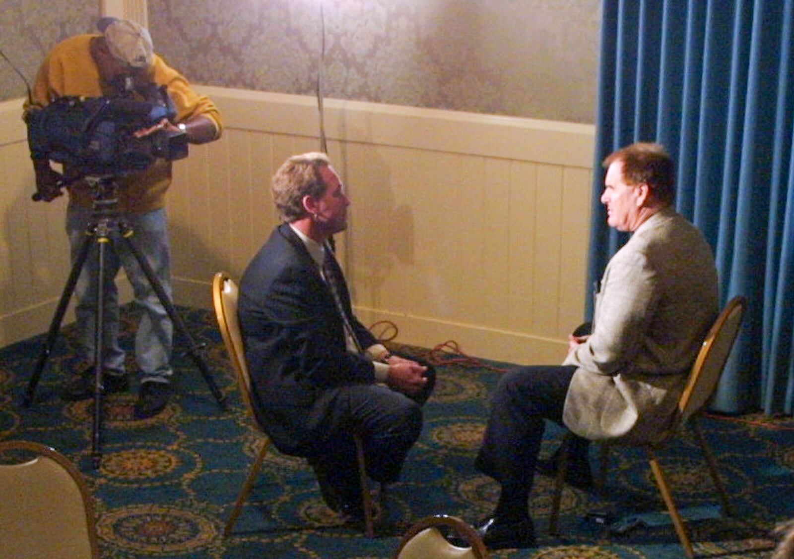 Pete Rose is interviewed by Don Brown, a local TV sportscaster. Rose was in Kettering as he spoke at the Milt Kantor Sports Banquet, which took place at the Presidential Banquet Center. RON ALVEY / STAFF