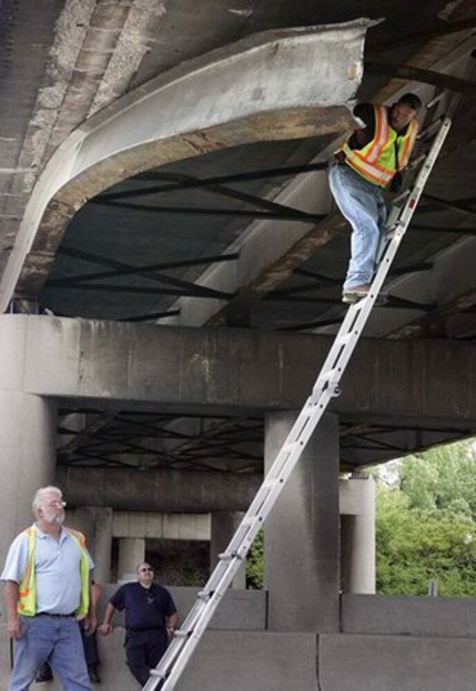 Truck crashes into bridge on I-75